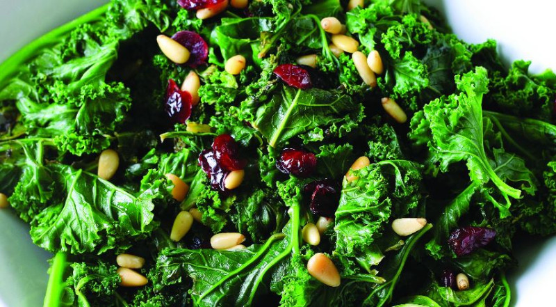 Col rizada con Nueces y Pasas