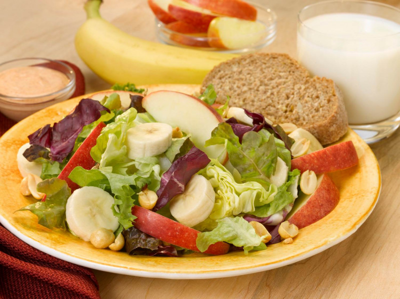 Ensalada de Manzana y Plátano con Cacahuetes