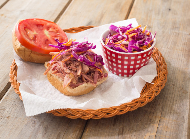 Sándwich de Cerdo Desmenuzado con Ensalada de Repollo Rojo y Zanahoria