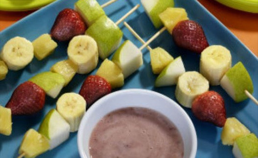 Pinchos de Pera con Salsa de Fresa para Mojar