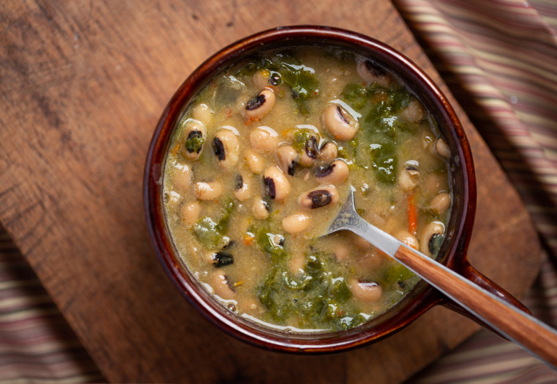 Sopa de Guisantes de Ojo Negro y Grelos