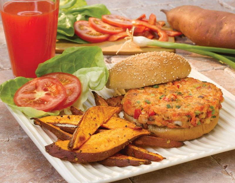 Hamburguesas de Salmón y Papas Dulces al Horno