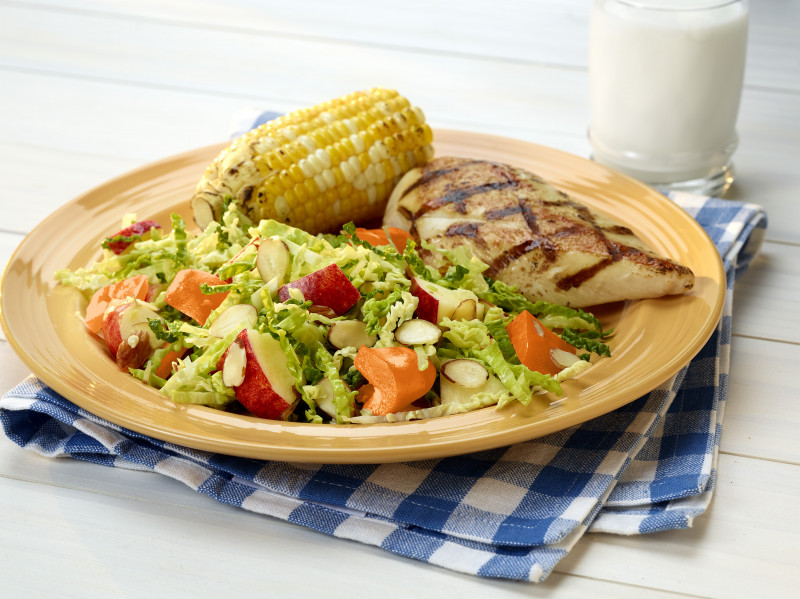 Ensalada de Repollo con Pimiento y Manzana