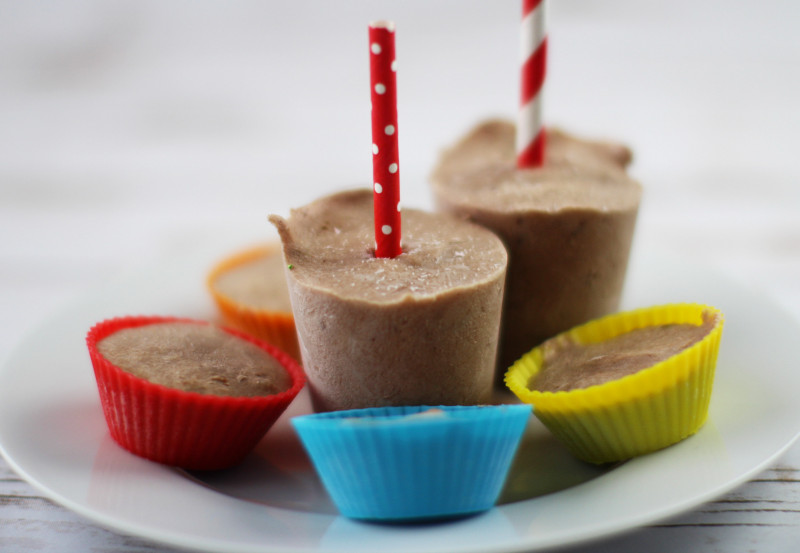 Paletas de Yogur de Chocolate y Plátano