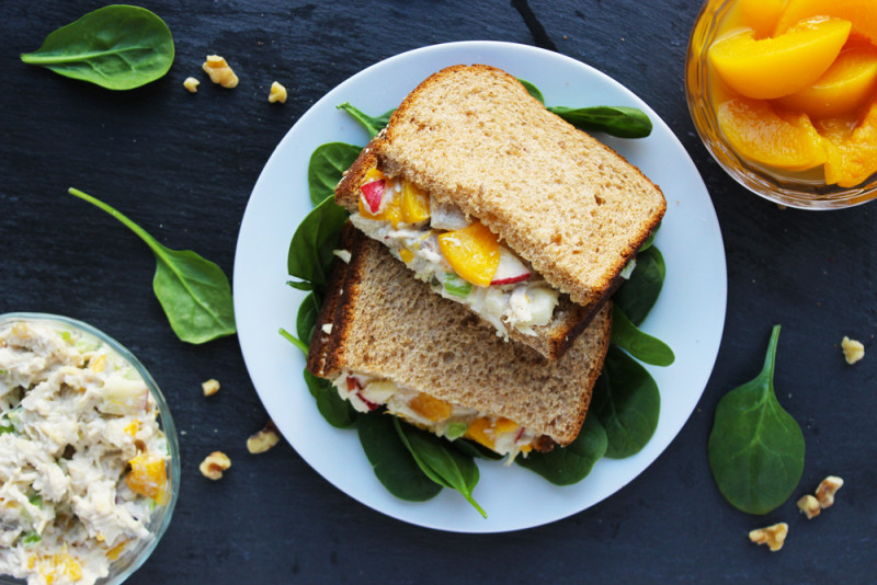 Sándwich de Ensalada de Pollo y Durazno