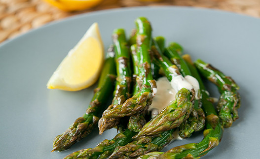 Espárragos con Salsa Gremolata