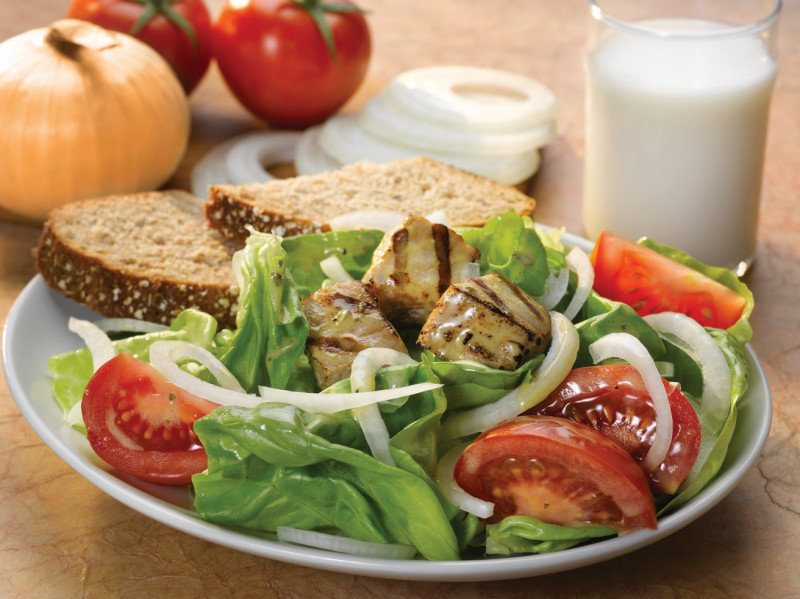 Vidalia Onion and Tomato Salad with Grilled Tuna